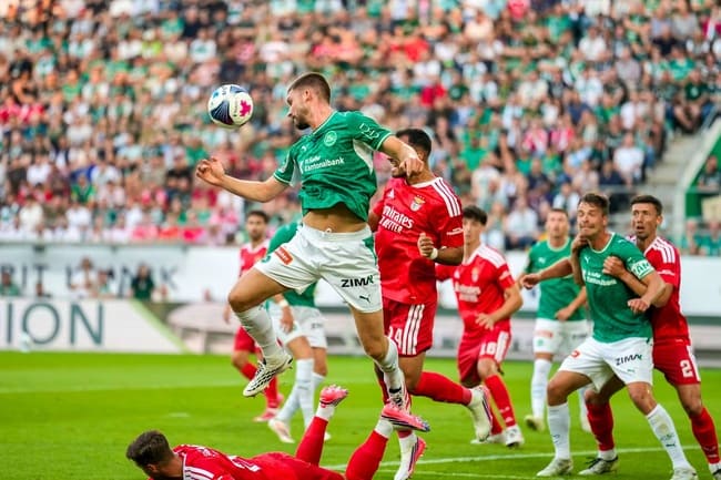 Tom Gaal köpft das Siegtor für den FC St. Gallen gegen SL Benfica