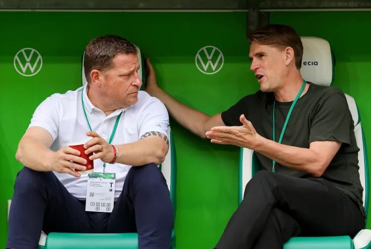 Max Eberl und Christoph Freund im Gespräch während eines Spiels des FC Bayern München
