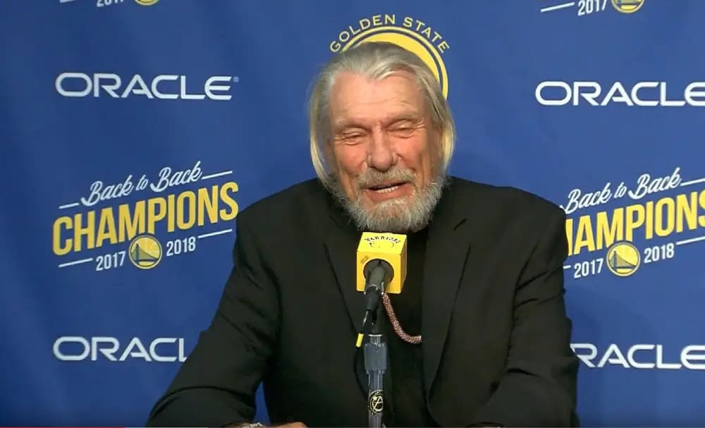 Don Nelson bei einer Pressekonferenz