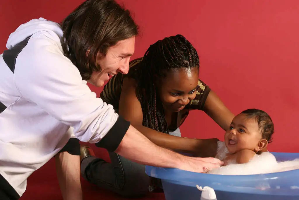 Lionel Messi und Lamine Yamals Mutter Sheila Ebana lachen mit dem Baby in der Badewanne beim Diario Sport Shooting