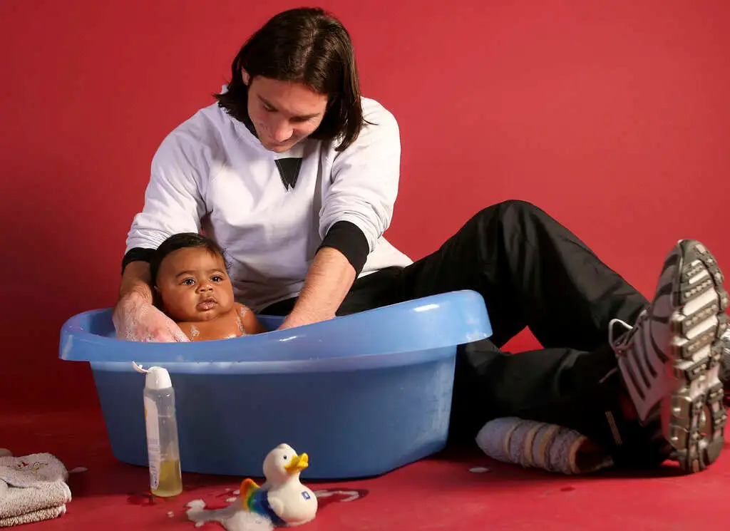 Lionel Messi hält den kleinen Lamine Yamal beim Charity-Fotoshooting 2007