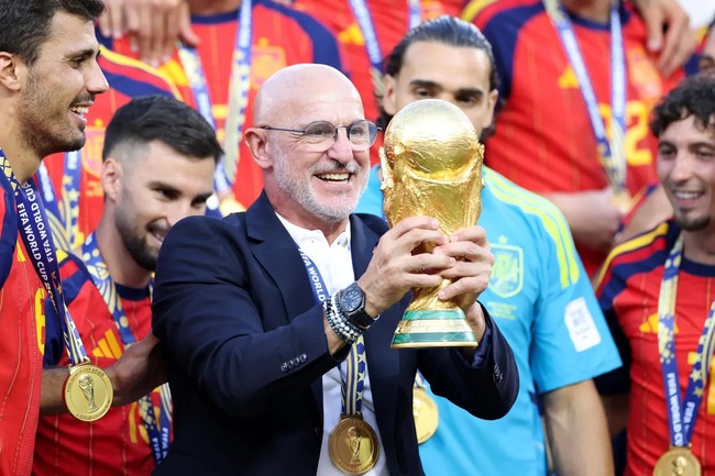 Luis de la Fuente präsentiert WM-Pokal 2026