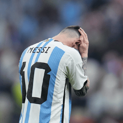 Messi trauert mit der Silbermedaille auf dem Rasen, nachdem Argentinien das WM-Finale 2026 gegen Spanien