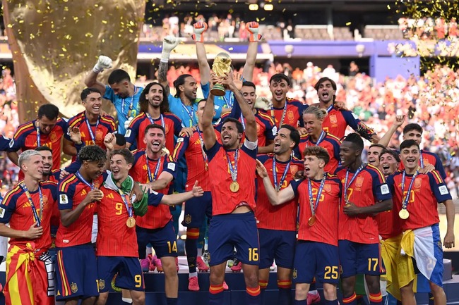 Die spanische Nationalmannschaft bejubelt gemeinsam einen Torerfolg bei der WM 2026
