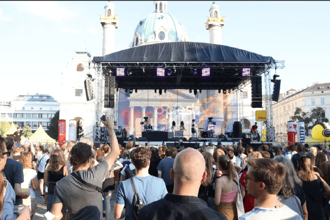 Seebühne des Popfest Wien im Teich vor der Karlskirche am Karlsplatz