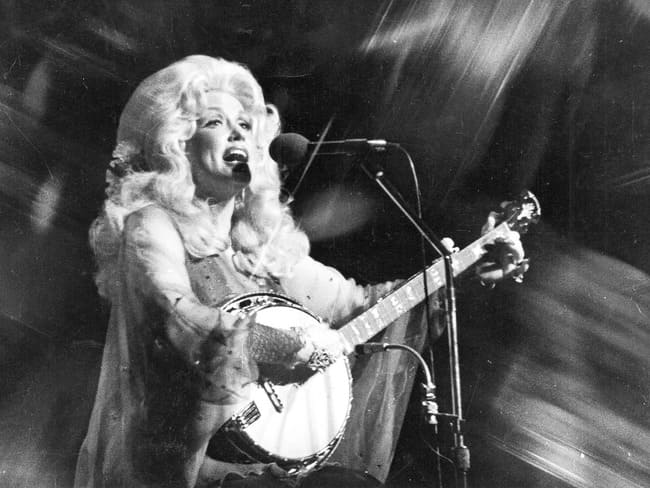 Dolly Parton bei einem Auftritt auf der Bühne
