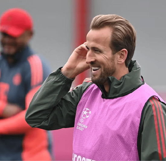 Bayern-Star Harry Kane im Trainingsleibchen