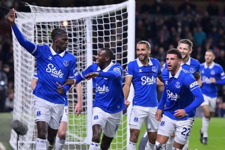 Eine riskante Abhängigkeit: Everton trägt seit 2023/24 das Logo des lizenzfreien Krypto-Casinos Stake.com, das fast 38 % der kommerziellen Einnahmen des Klubs ausmacht — eine Partnerschaft, die den Verein finanziell extrem verwundbar macht